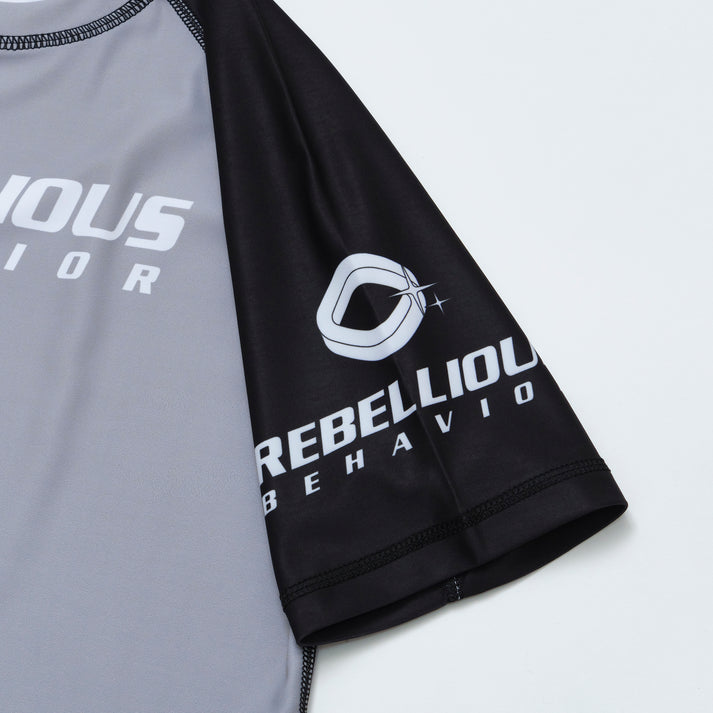 REBELLIOUS BEHAVIOR RBLS SPCS LOGO HALF RASH GUARD (SILVER)