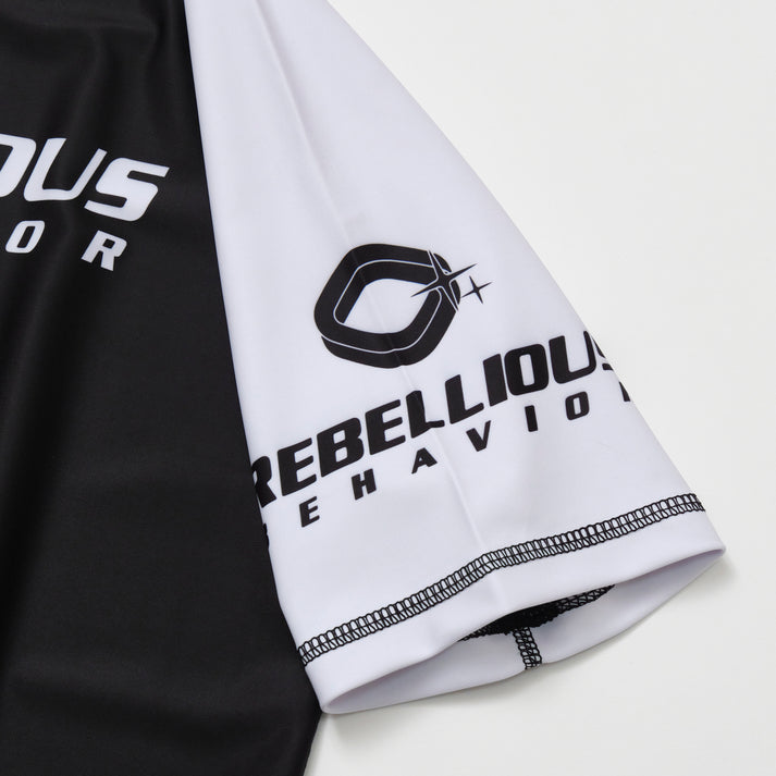 REBELLIOUS BEHAVIOR RBLS SPCS LOGO HALF RASH GUARD (BLACK)