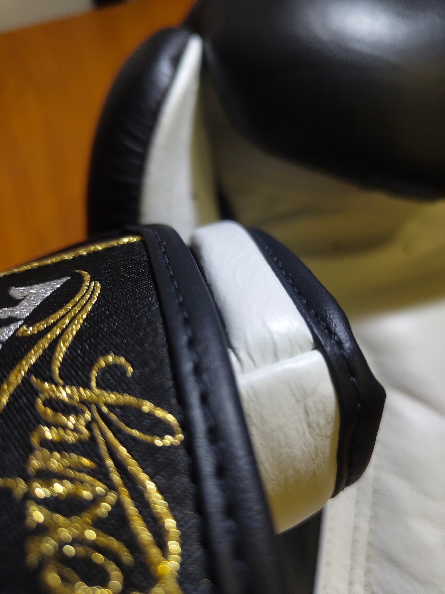 SKS BOXING GLOVES SHADOW STRIKE EDITION (BLACK)