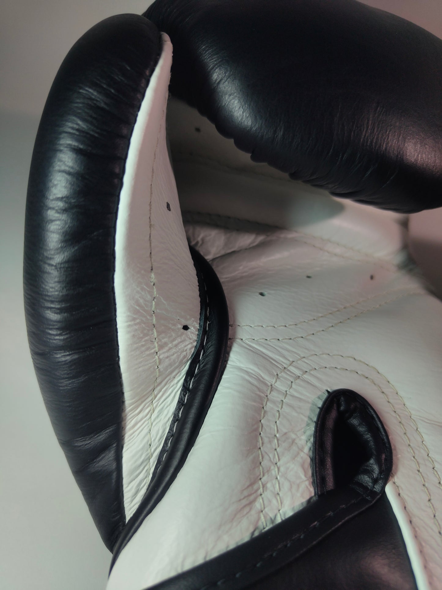 SKS BOXING GLOVES SHADOW STRIKE EDITION (BLACK)